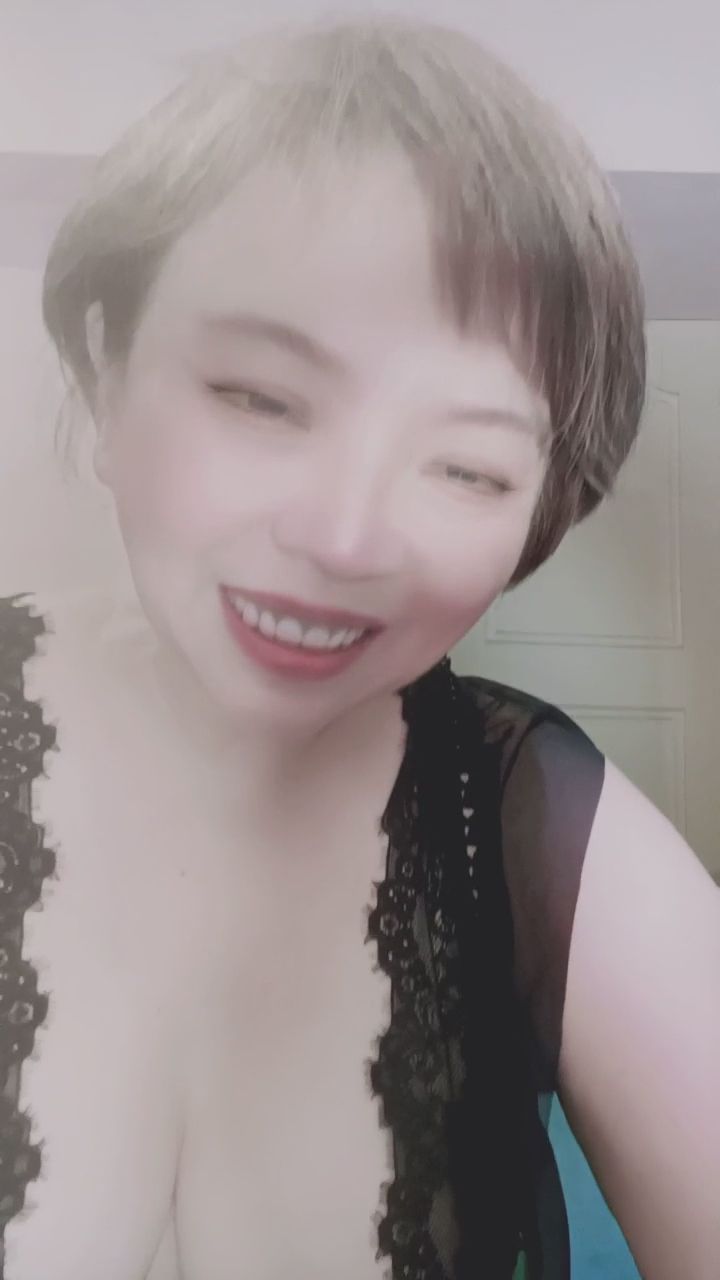  : 充滿溫度的眼神交流，最後的甜美燦笑絕對會讓你心動 💖 #甜美笑容 #直播精華 #深V穿搭