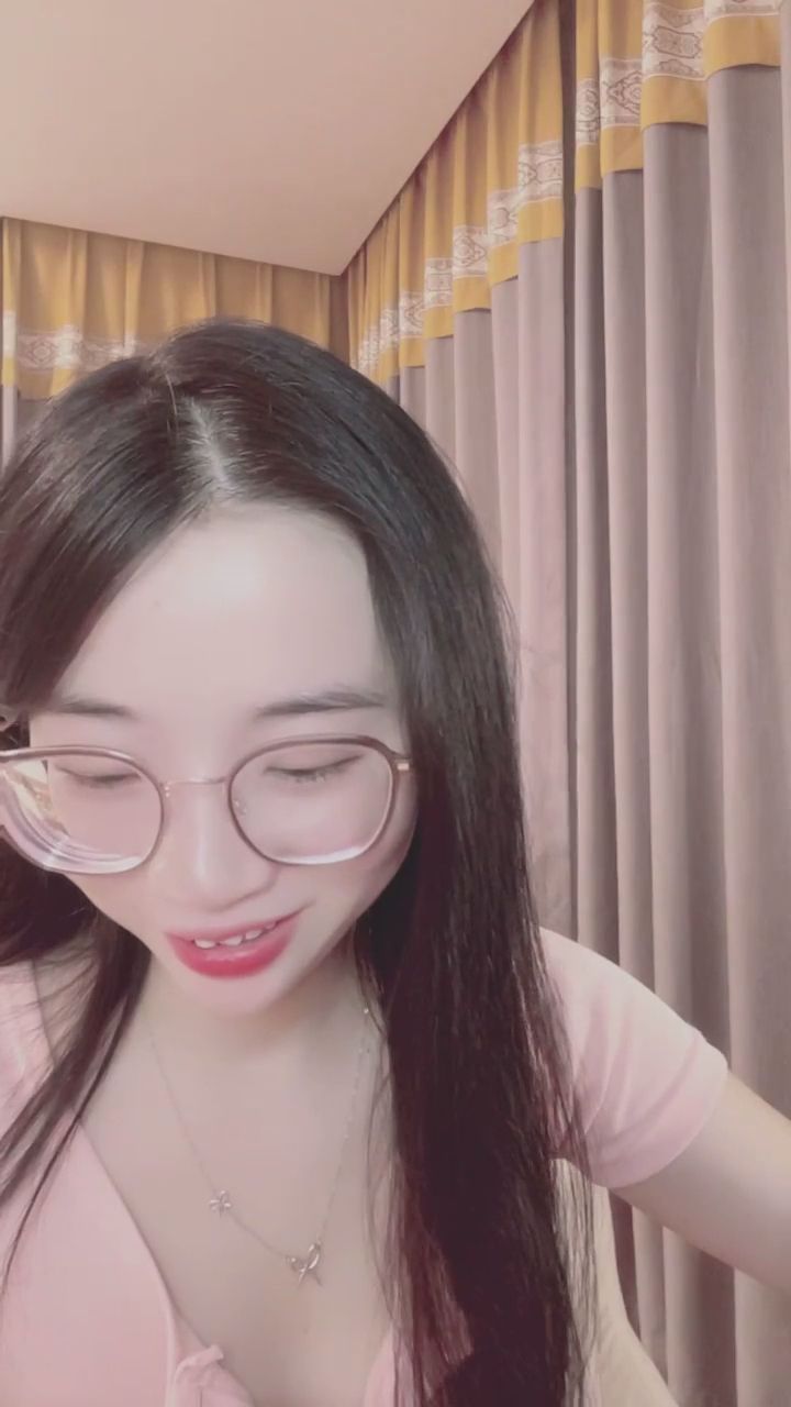  : 這溫柔的笑容太犯規了！近距離感受眼鏡萌妹的視線 ✨ #眼鏡娘 #女友感 #甜美笑容 #近距離