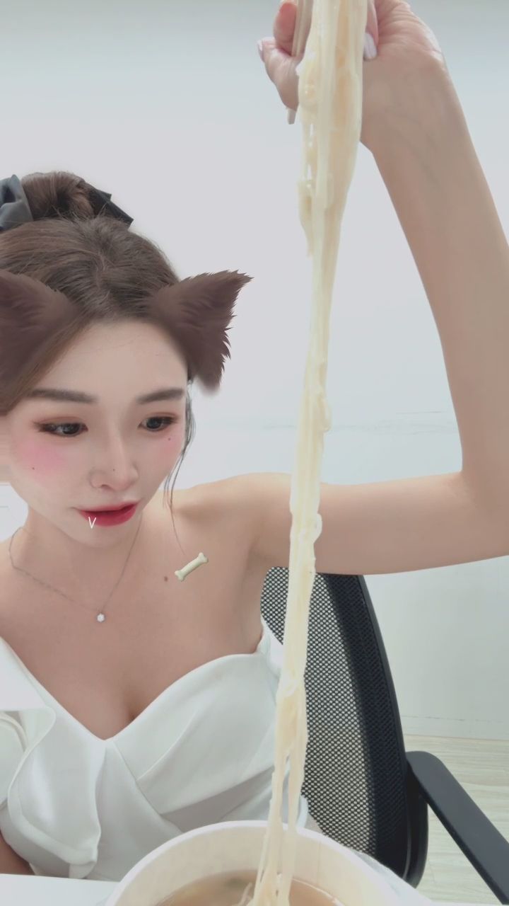  : 這麵條長到我也驚訝了🐱 想看我一口吸完嗎？ #吃播 #貓耳娘 #可愛系 #吃貨