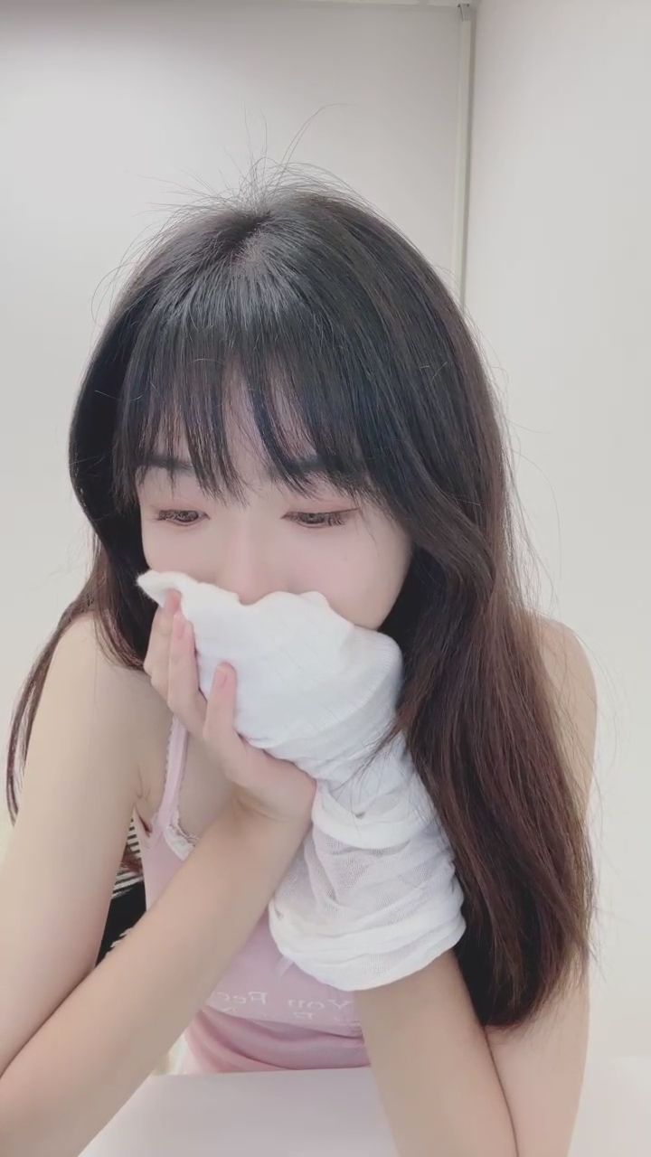 starry417 : 脫下長襪的專屬時刻，捕捉不經意的迷人氣息～🧦✨ #白襪 #專屬 #居家