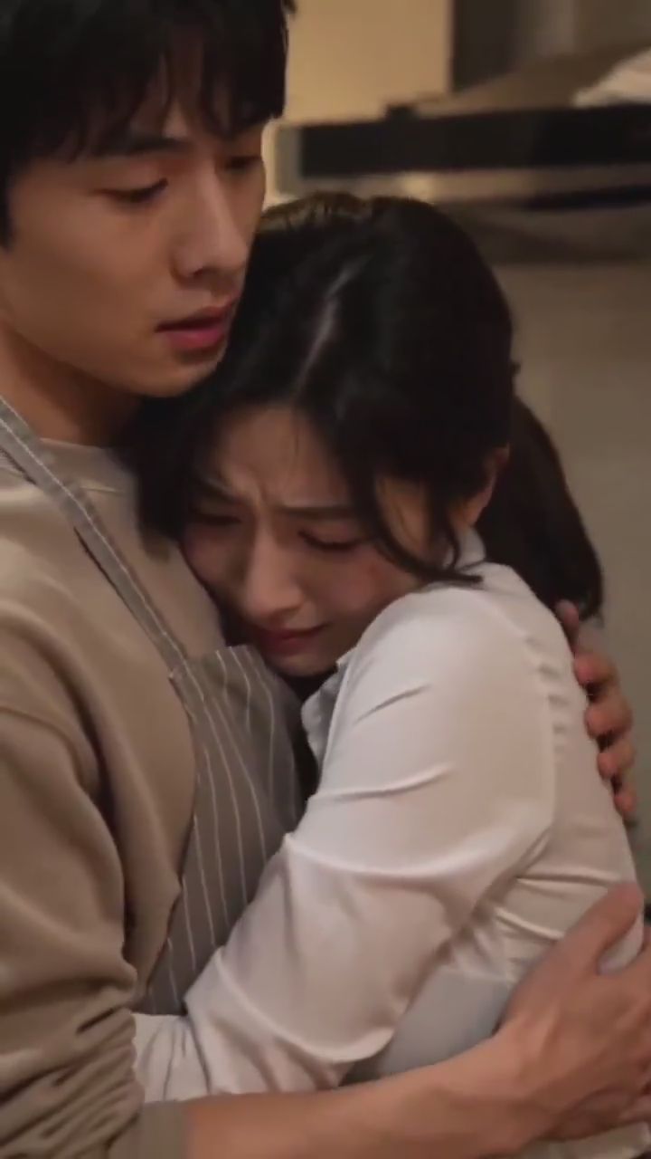  : 被潛規則的人妻OL EP01，女孩被禿頭經理用裸照威脅，被強行內射中出(AI生成短劇)