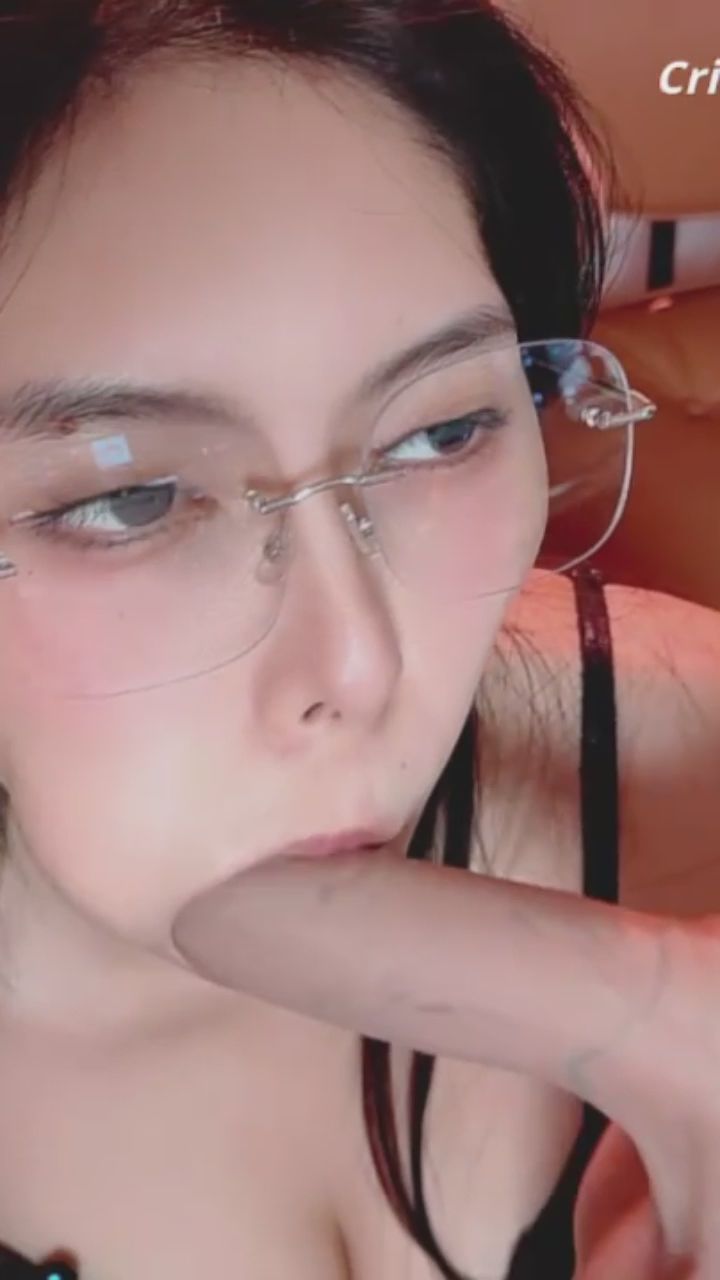  : 這個深情眼神你能堅持多久？ 👀💦 #口技 #深喉嚨 #眼鏡娘