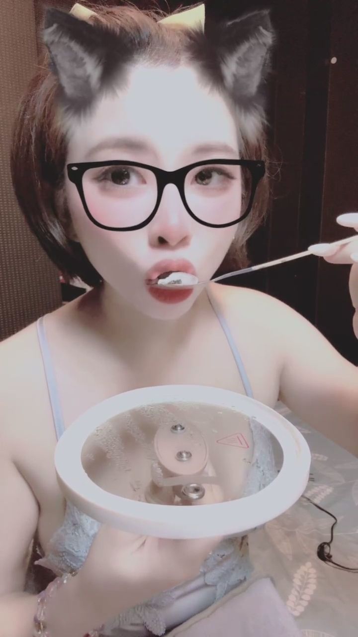  : 宵夜時間到了！幫我吹涼一點好不好嘛～🍜💕 #女友視角 #日常互動 #吃貨