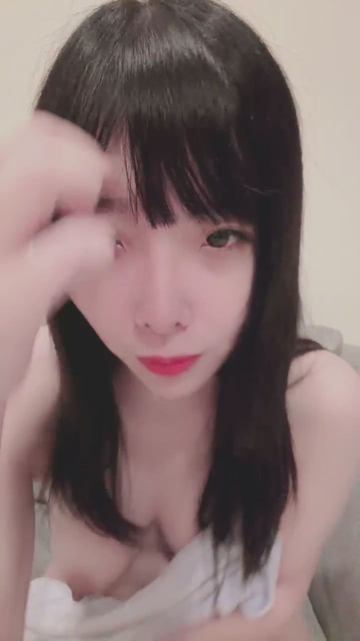  : 想看更調皮的我嗎？最後有驚喜喔 😉 #驚喜 #調皮 #微露出