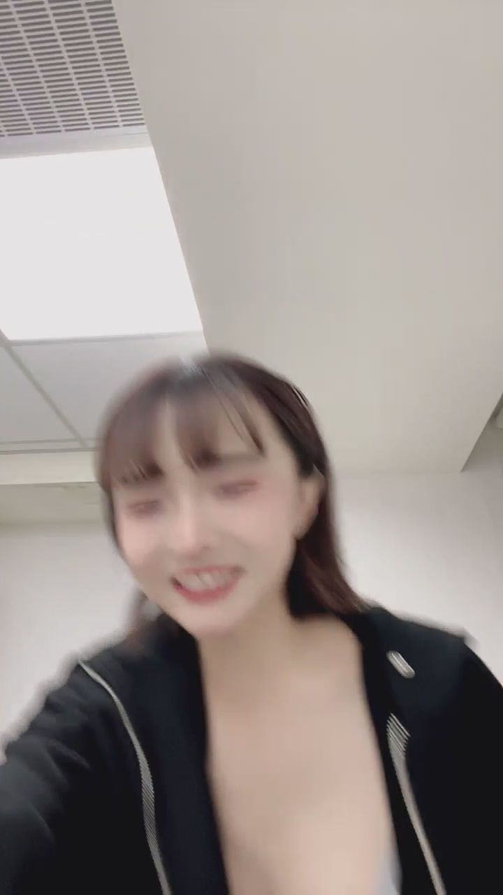 ruan.ccc : 藏在腿間的粉色驚喜玩具把小映弄的不要不要😈🩷