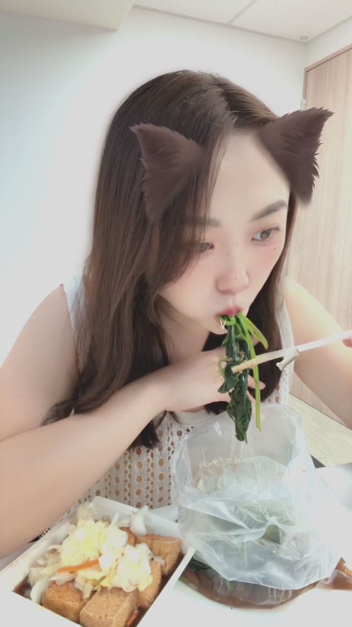  : 這一口塞得太滿了！貓耳娘的極限吃播挑戰 🥬😋 #吃播 #貓耳娘 #大口吃