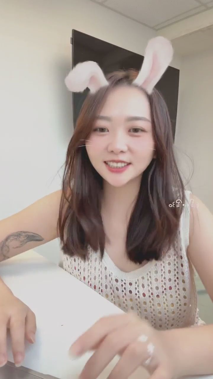  : 沒想到會有這一招吧？突如其來的高抬腿驚喜！🐰✨ #兔耳娘 #驚喜 #高抬腿