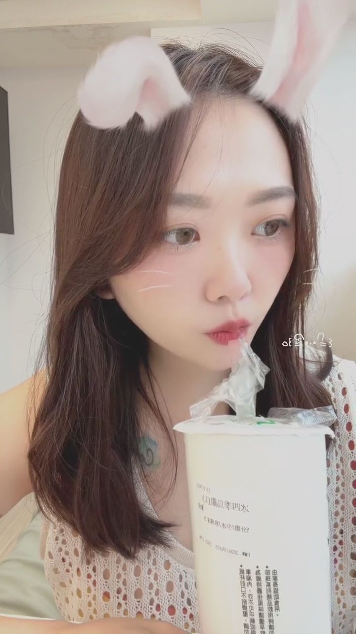 finedigger8857 : 午茶時間的無聲對視，這個眼神誰能抗拒？🐰☕ #兔耳娘 #午茶 #對視