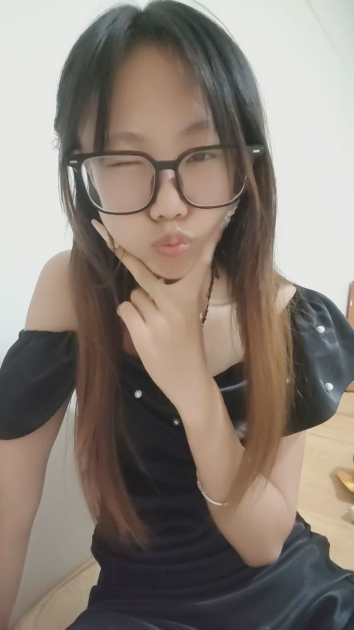  : 眨眼與指尖的專屬互動時間～😉 #眼鏡娘 #可愛 #心動
