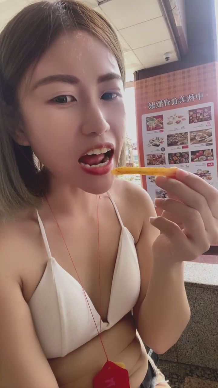  : 專屬你的超近距離約會，看著我吃會不會也餓了呢？🍟👀 #男友視角 #吃貨 #甜蜜