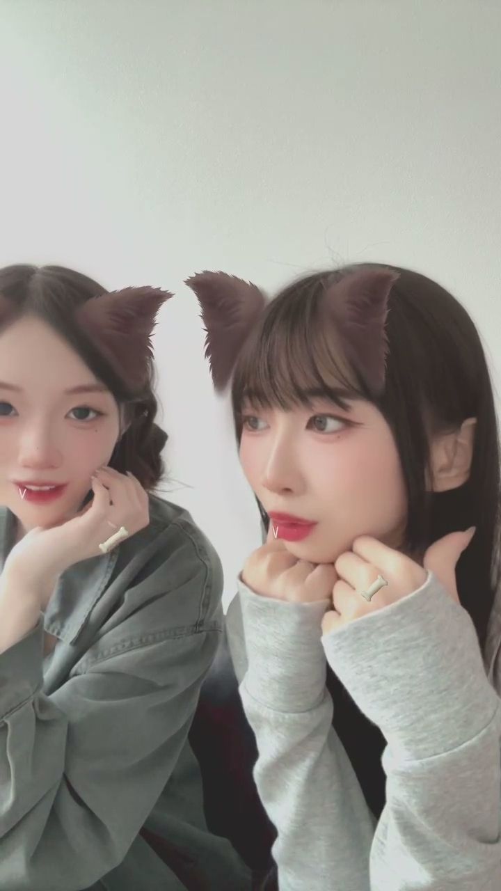 nn_17209 : 靠得這麼近，你感受到我們的心跳了嗎？ 💓🐱 #近距離 #貓耳少女 #曖昧對視