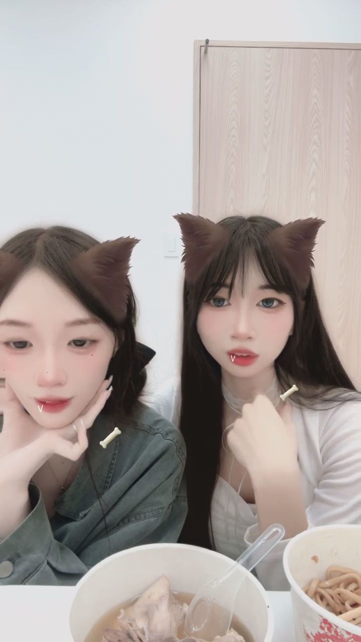  : 對著鏡頭瘋狂放電！托腮、揮手、甜美微笑，今晚你選哪一個？ 👋😻 #高甜互動 #貓系女孩 #放電