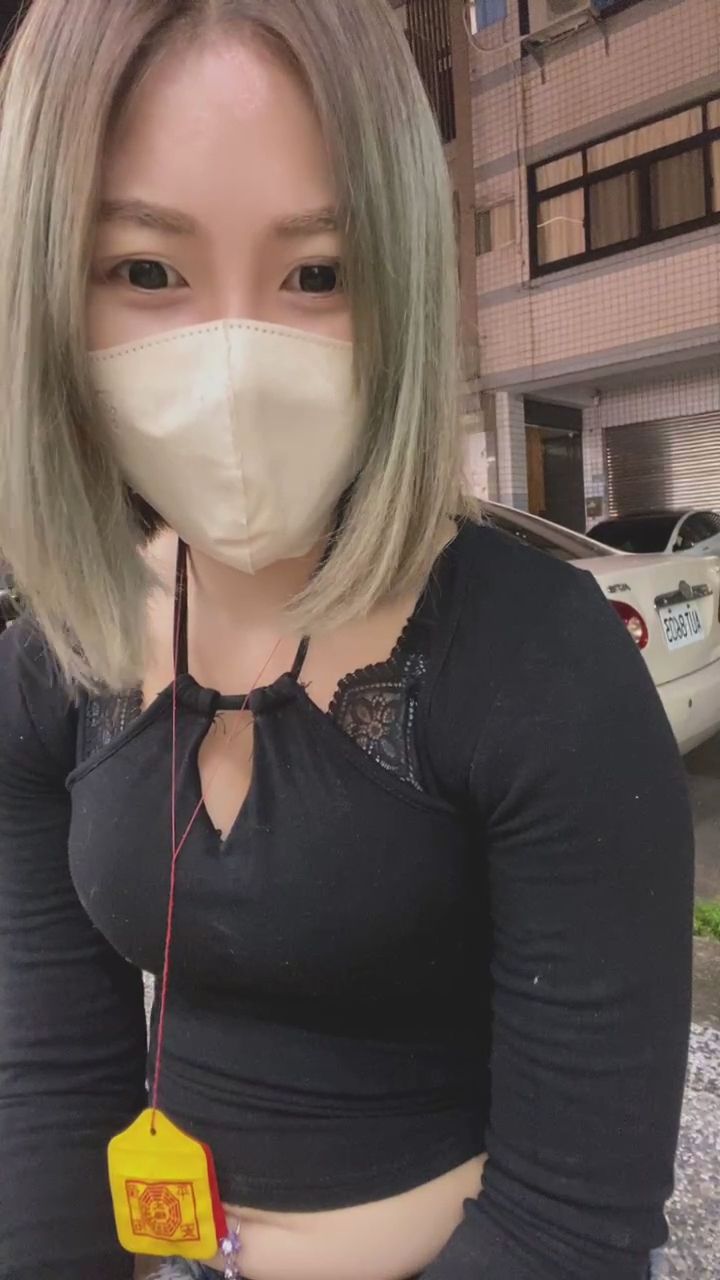  : 穿上長靴與熱褲的街頭漫步，這雙腿你能看多久？ #熱褲 #長靴 #性感街拍