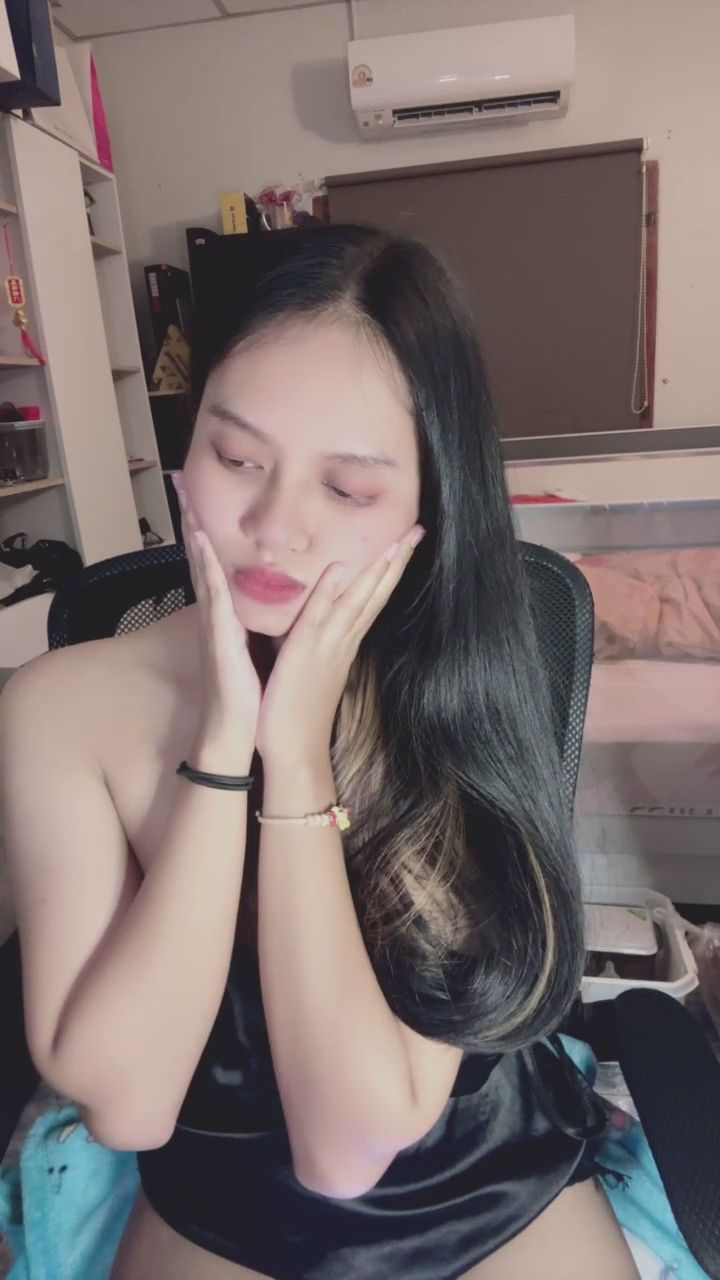  : 就這樣靜靜看著你，心跳加速了嗎？💖 #嬌羞 #電眼 #心動瞬間 #直播