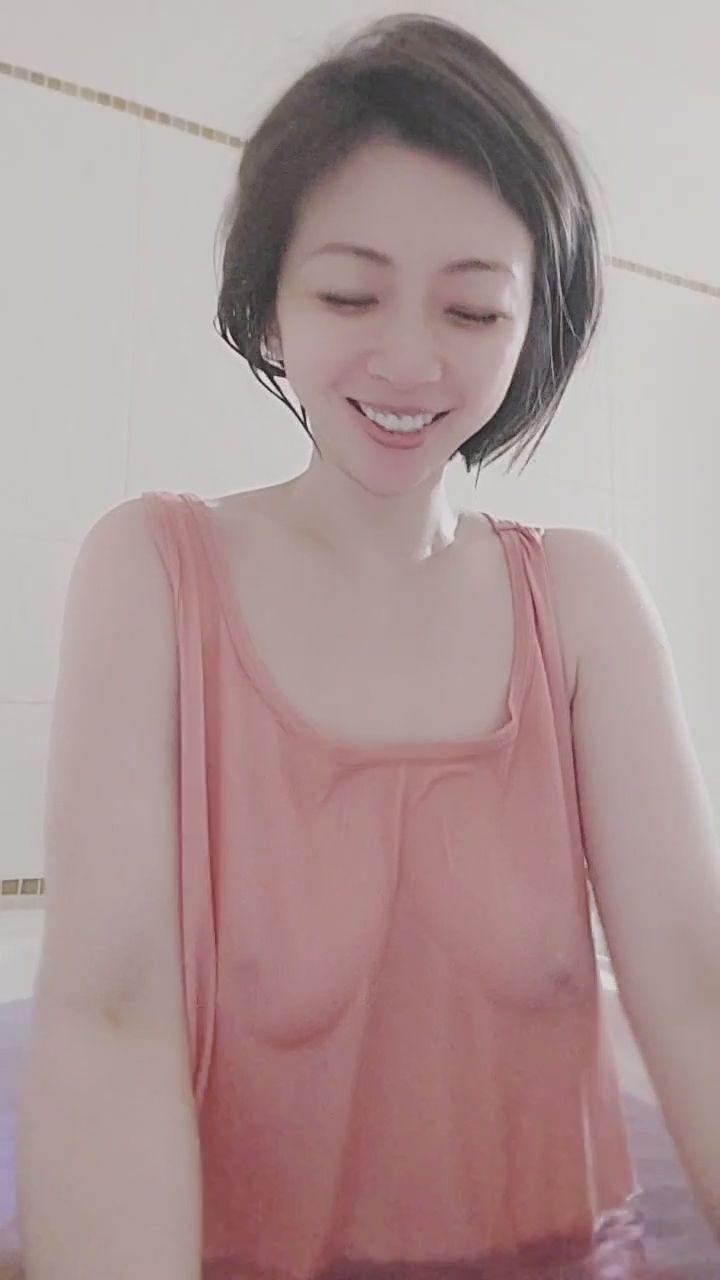  : 衣服都濕透了... 接下來的動作你要看清楚喔 💦👀 #濕身 #泡澡 #誘惑