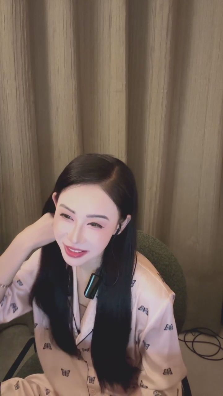 cla0173 : 慵懶午後的專屬視角,這樣的居家感你喜歡嗎?🛋️💋 #慵懶風 #性感姿態 #私密空間