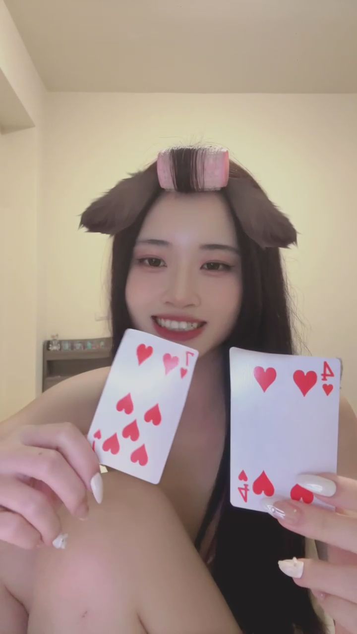  : 甜度超標！穿著波點小可愛的居家日常，你心動了嗎？💕 #居家穿搭 #可愛 #互動