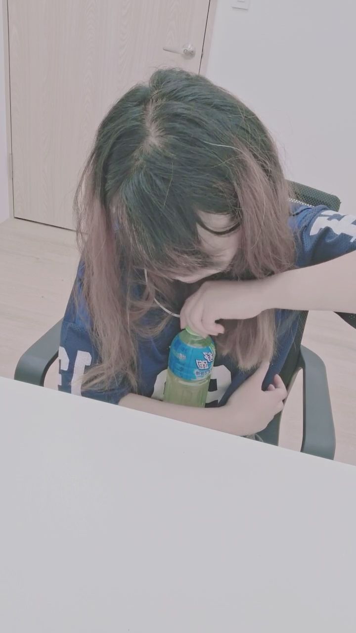  : 這瓶蓋也太難開了吧...只好用嘴巴幫忙 💦 #日常 #可愛 #女友感 #心動