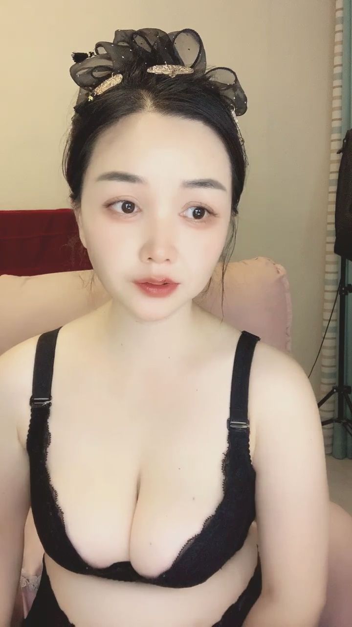  : 偷偷舔嘴唇的瞬間，你有注意到嗎？💋✨ #黑蕾絲 #微表情 #誘惑