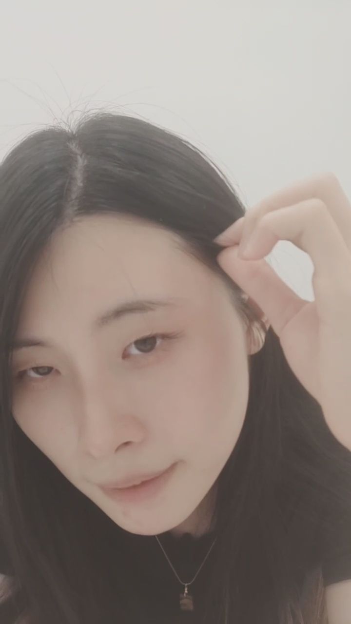  : 撩髮與喝水的迷人瞬間，一不小心就笑了出來 #日常 #自然 #互動
