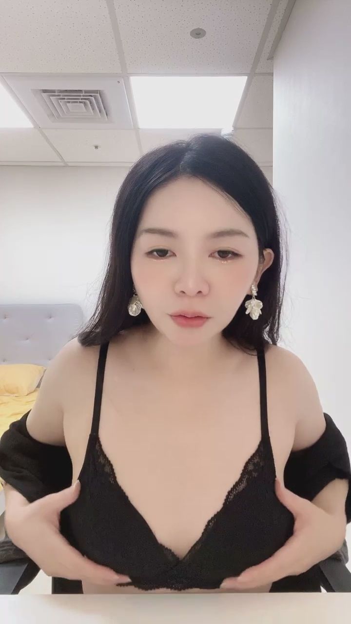  : 褪去外衣，展現最誘人的蕾絲曲線。你最喜歡哪個角度？💋 #性感穿搭 #曲線美 #女神