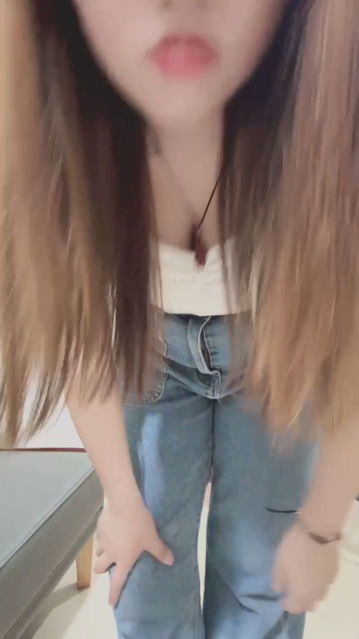 egg_ta : 靠近一點,感受今天的隨性節奏~🎵🤍 #日常穿搭 #隨性舞動 #自信女孩