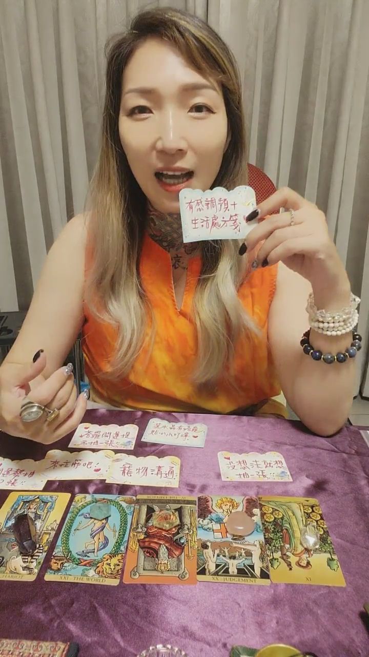  : 不只解讀塔羅，還想與你分享更多秘密～你注意到我的專屬亮點了嗎？🖤 #塔羅占卜 #刺青女孩 #神秘魅力