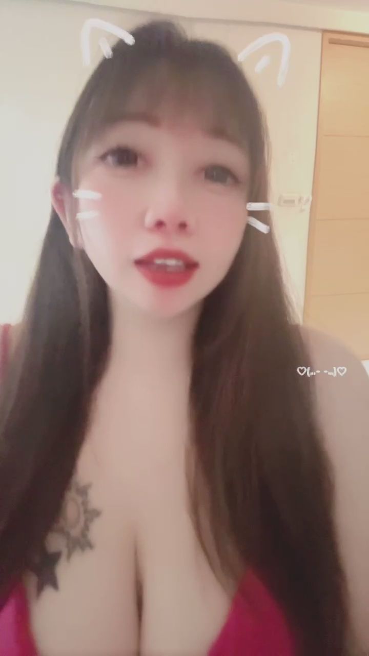  : 舌尖與指尖的性感碰撞，誰能抵擋這份調皮誘惑？👅✨ #舌環 #性感 #誘惑