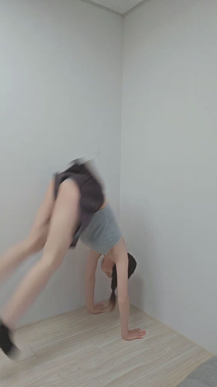 5423qt : 這波倒立挑戰太犯規了吧！短裙翻轉的瞬間你心動了嗎？🫣✨ #倒立挑戰 #短裙 #甜美 #福利