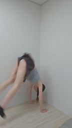 5423qt : 這波倒立挑戰太犯規了吧!短裙翻轉的瞬間你心動了嗎?🫣✨ #倒立挑戰 #短裙 #甜美 #福利