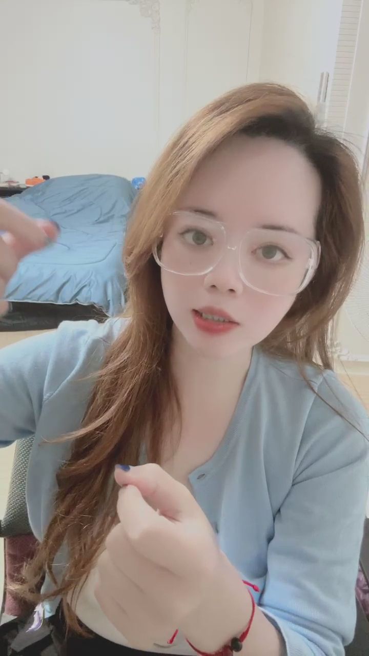  : 一個小動作就足以撩動你的心～✨ #曖昧 #溫柔 #眼鏡娘