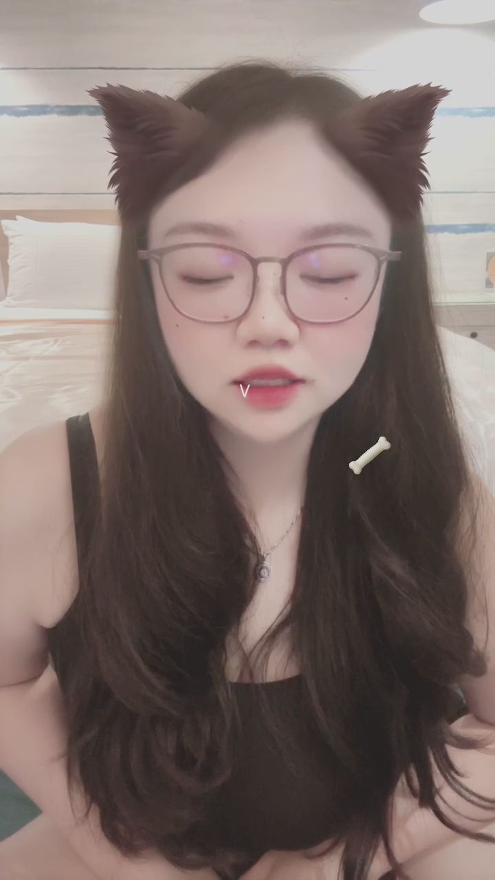  : 一下撥頭髮一下嘟嘴，這隻小貓咪的表情包你收下了嗎？😽 #貓耳少女 #賣萌 #表情包 #互動