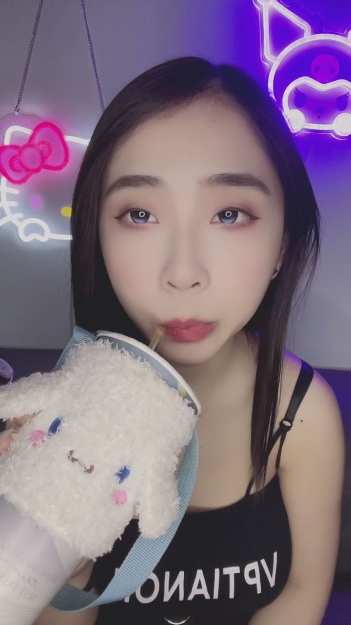 y_y... : 就這樣靜靜看著你，陪我喝杯甜甜的飲料好嗎？🥤💕 #深情對視 #陪伴 #專屬視角