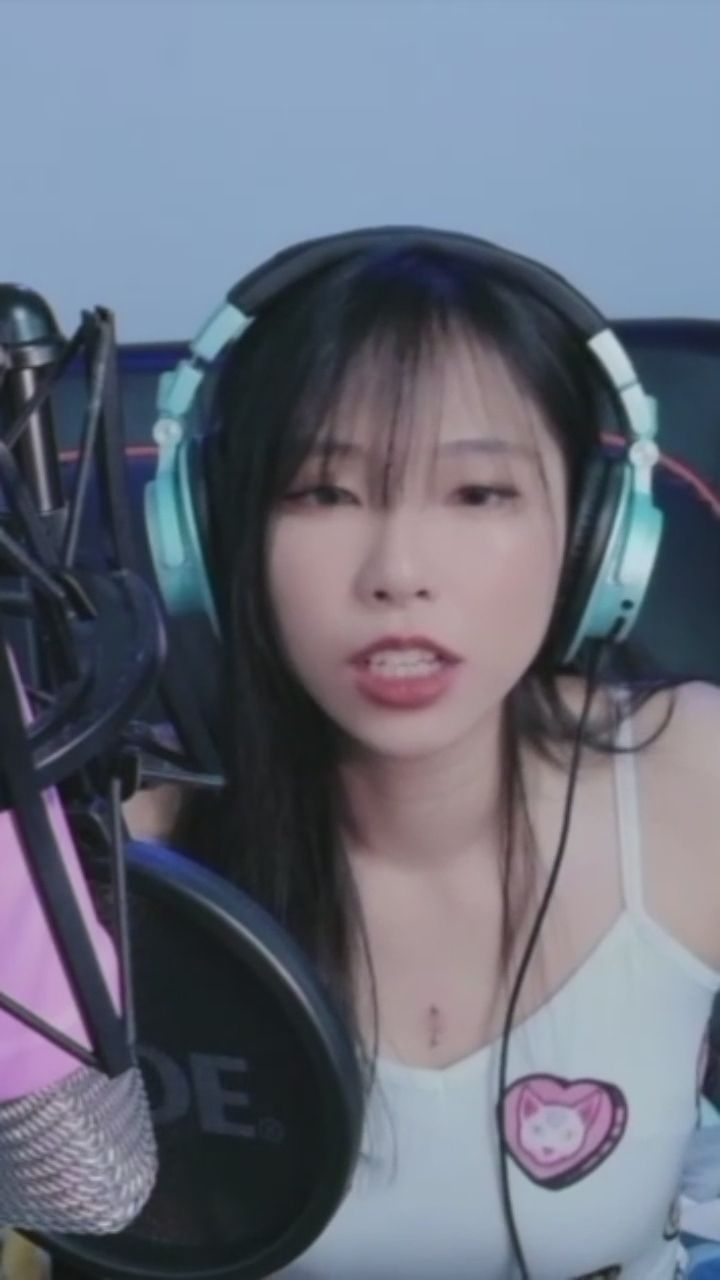 yt1435 : 看到這個笑容，心都要融化啦～🦊💖 今晚陪我一起笑好嗎？ #甜美笑容 #活力滿滿 #直播精華