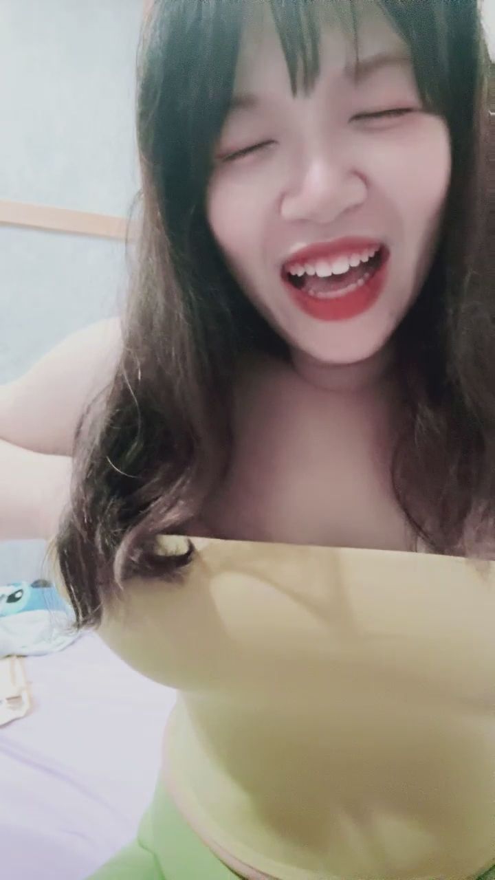 chenxi__ : Babe今天有點調皮喔~💛
隔著衣服的小動作你看到了嗎?
軟綿綿的是不是Babe也很愛🫣
#性感 #近距離互動 #私密視角