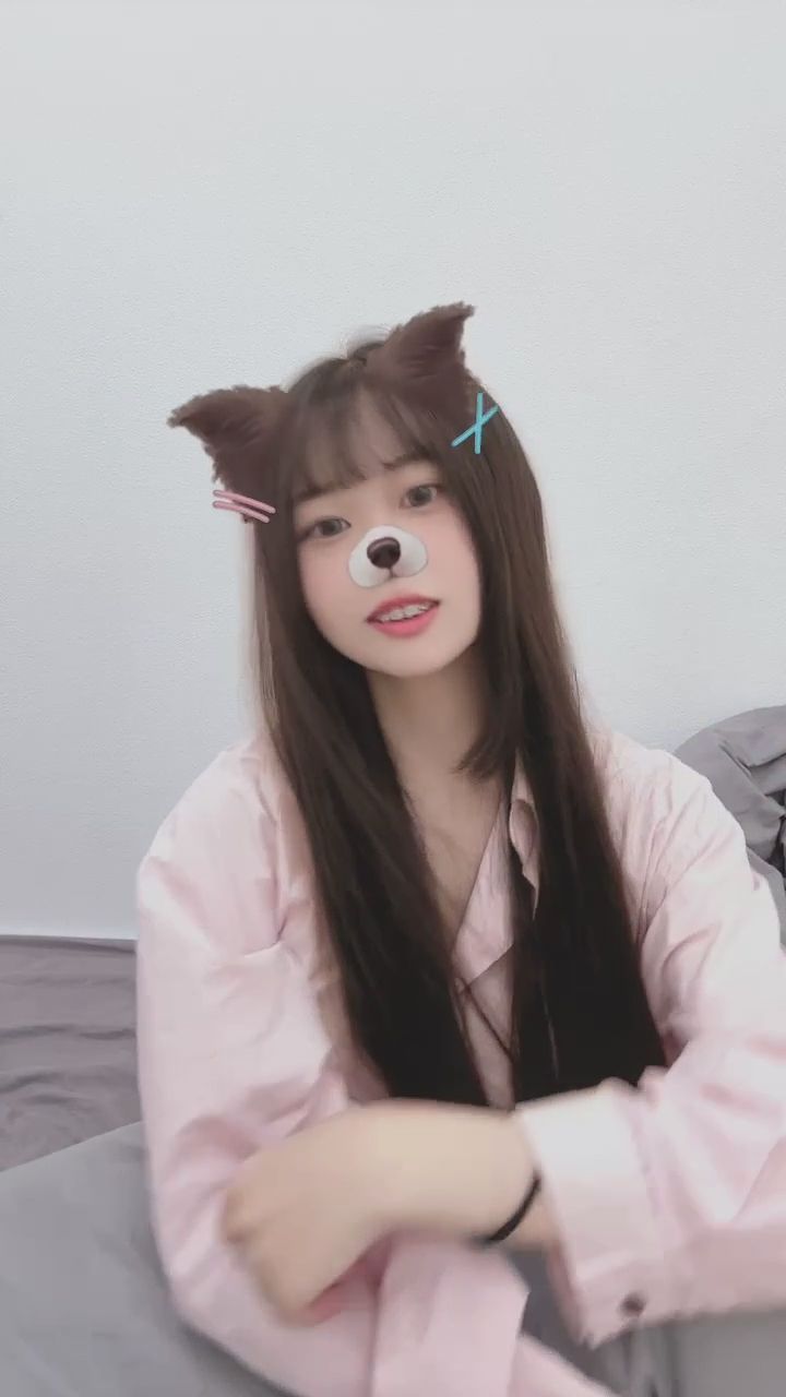  : 靠這麼近...你看得清楚嗎？🐱🐶 #零距離 #牙套妹 #甜笑
