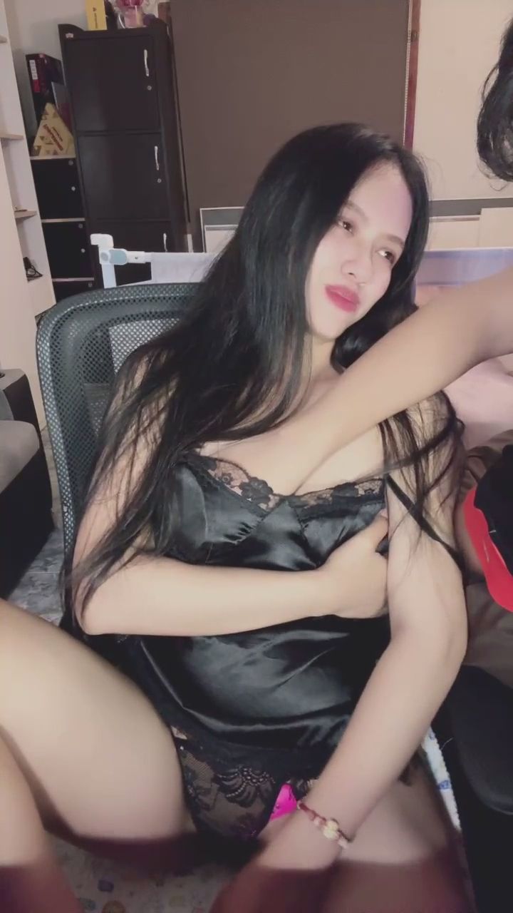  : 鏡頭外的溫柔觸碰，讓人忍不住心跳加速😳 #親密互動 #黑絲睡衣 #心動瞬間