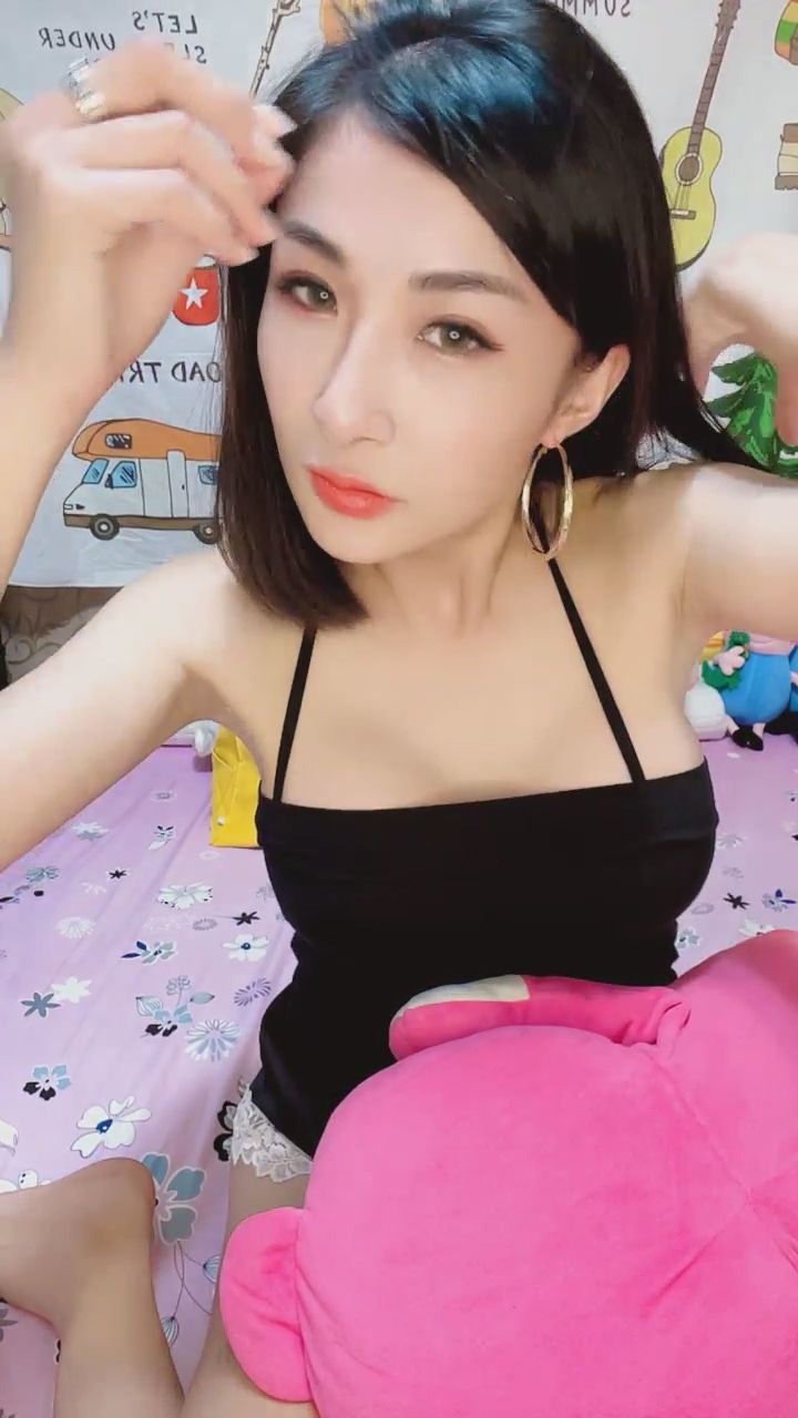  : 撥弄頭髮的瞬間，有沒有悄悄吸引到你？❤️🌸 #氣質 #鎖骨 #甜美笑容 #日常互動