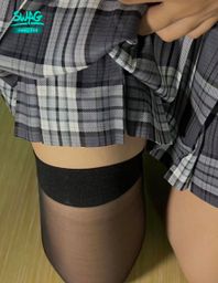 : 黑絲+制服
大腿肉都勒出來了😣