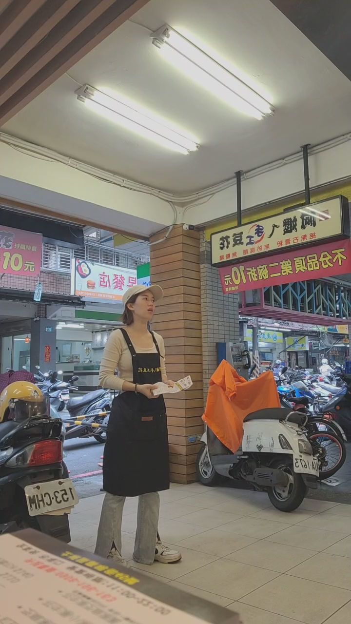 anyu__ : 努力發傳單的女孩最迷人💖 完美的側影曲線，快來跟我拿一張吧！ #側面魅力 #傳單女孩 #街頭捕捉