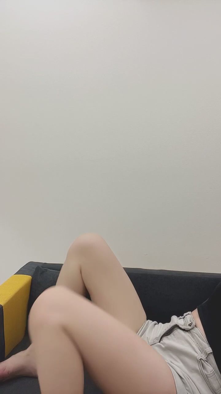  : 聊累了，想就這樣慵懶地躺著...你要一起嗎？🛋️ #慵懶時光 #美腿線條 #私密視角
