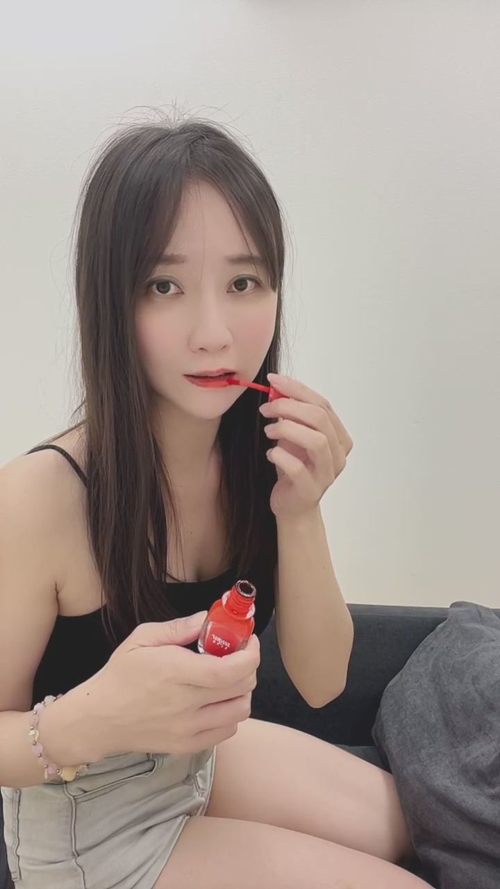  : 一抹迷人紅唇，展現優雅跪姿曲線💄💋 #紅唇 #魅力 #穿搭