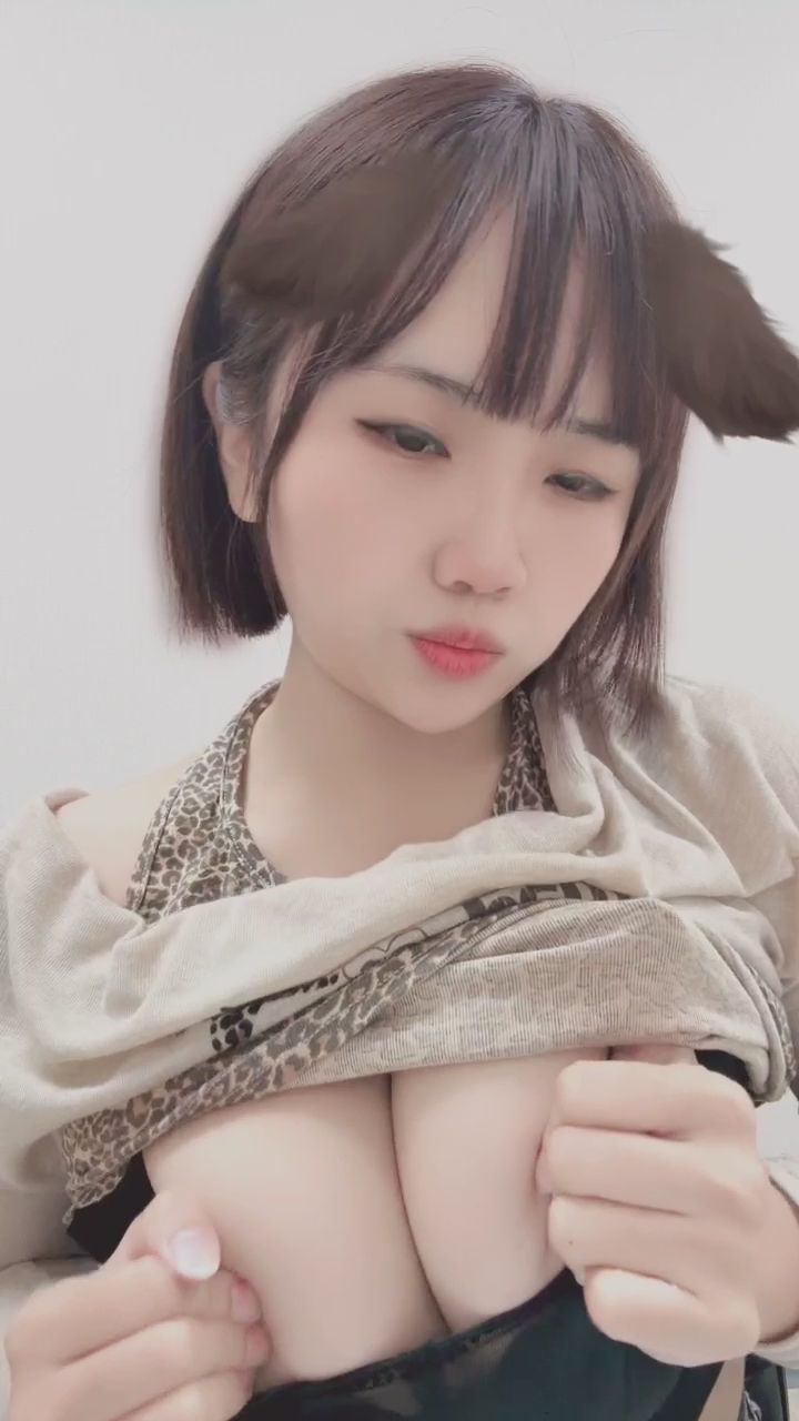  : 給哥哥解鎖🔓藏在衣服底下的驚喜😈喜歡嗎 😍🔥 #性感 #福利 #深溝 #巨乳