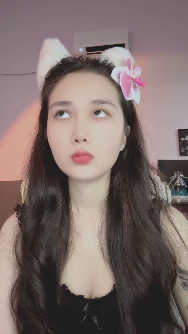  : 今天有點調皮呢 😽 想要我給你一個吻嗎？ #貓耳 #直播日常 #可愛