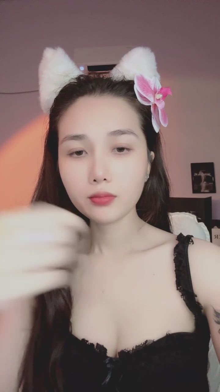  : 戴上這朵小花，有沒有更讓你心動？🌸😼 #貓耳 #心動 #性感 #誘惑