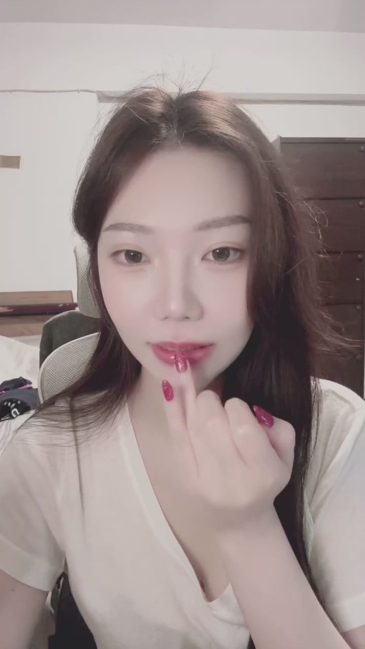 babyeah : 剛塗好的唇彩,想要嚐一口嗎?💋 #誘惑紅唇 #親密互動