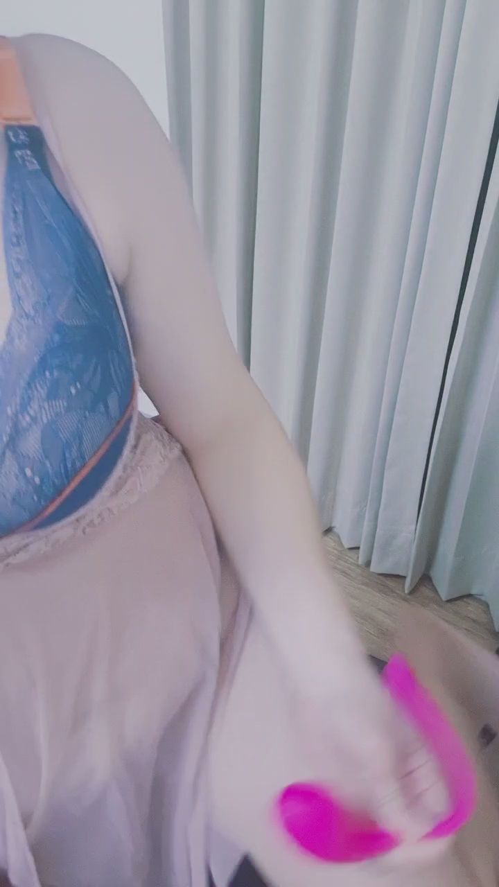  : 藍色蕾絲與粉色小玩具的完美結合💕 睡裙下的秘密你好奇嗎？馬上點開看看吧✨ #性感 #蕾絲睡衣 #微熱 #誘惑 #私密時光