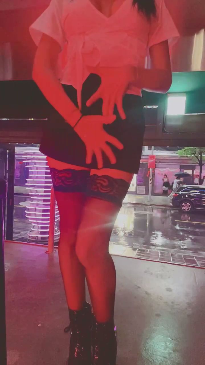 chuchu.alice : 紅色燈光下的性感律動,多角度展示蕾絲絲襪與自信身姿。💋 #蕾絲絲襪 #穿搭展示 #紅光