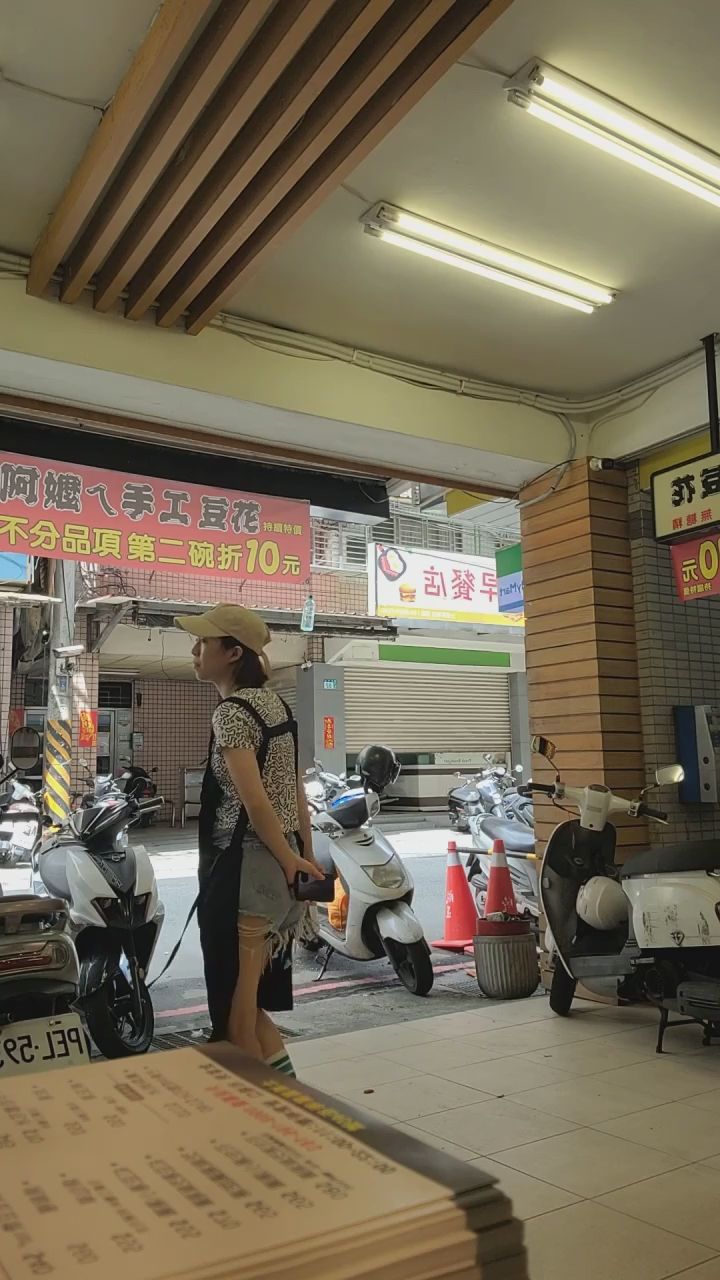 anyu__ : 捨不得說再見！今天的工作也辛苦啦～ #店員 #日常互動 #甜美視角