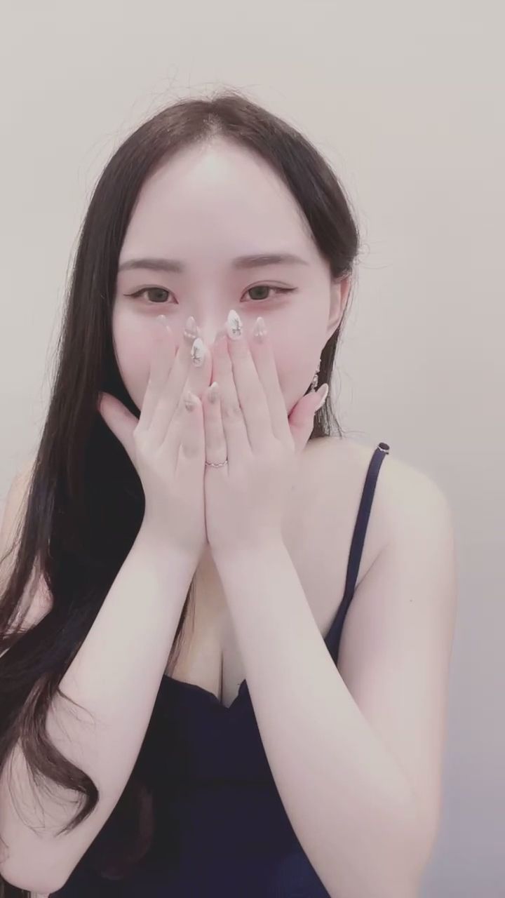 _mai_ : 收下我的滿滿愛意與飛吻吧!💋 #直播 #比心 #飛吻